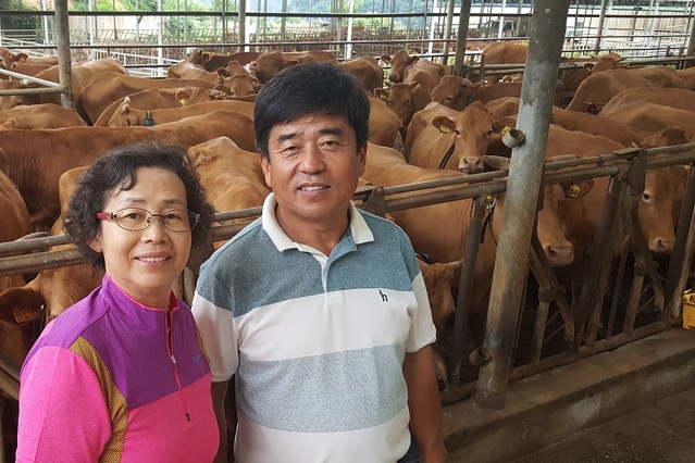 ▲ 충북 괴산에서 해밀농장을 경영하고 있는 원영호 대표 부부.ⓒ괴산군