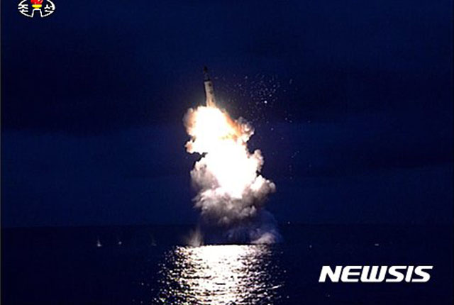 ▲ 북한이 2016년 8월 시험 발사한 잠수함 발사탄도미사일(SLBM) 북극성. 신형 잠수함이 배치되면, 핵탄두를 장착한 SLBM이 한반도와 일본, 미국을 노리게 된다. ⓒ뉴시스. 무단전재 및 재배포 금지.