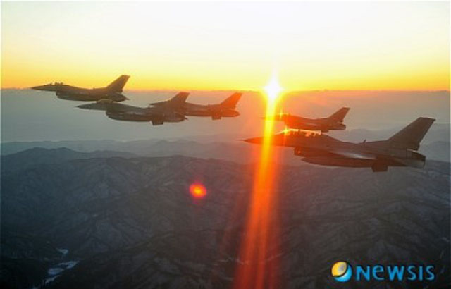 ▲ F-16 편대의 초계비행. 러시아 군용기의 영공 침범 때 F-16 편대가 기총사격으로 쫓아냈다. ⓒ뉴시스. 무단전재 및 재배포 금지.