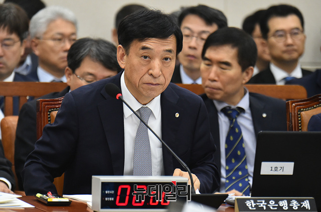 ▲ 이주열 한국은행 총재가 23일 오전 국회에서 열린 기획재정위원회 전체회의에 참석해 의원들의 질의에 답하고 있다. ⓒ 이종현 사진기자