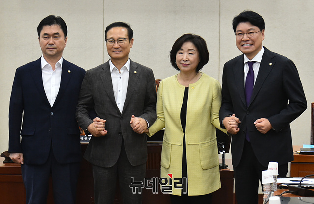 ▲ 홍영표 신임 정치개혁특별위원회 위원장과 심상정 전 위원장이 23일 국회에서 열린 정개특위 전체회의를 마치고 여야 간사들(김종민 더불어민주당, 장제원 자유한국당)과 포즈를 취하고 있다. ⓒ이종현 기자