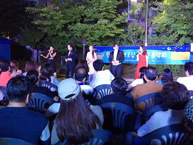 ▲ 지난 21일 도심 속 작은 음악회가 열린 가운데 관람객들이 즐기고 있다.ⓒ수성구