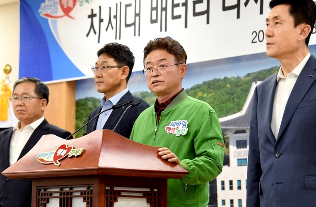 ▲ 이철우 경북도지사가 23일 오후 도청 브리핑룸에서 ‘차세대 배터리 규제자유특구’ 지정과 관련한 브리핑을 하고 있다.ⓒ경북도