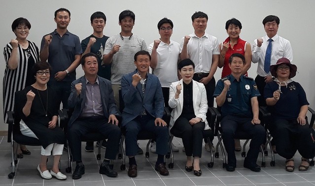 ▲ 23일 이강윤 제천경찰서 보안협력위원장(앞줄 왼쪽 세번째)과 권수각 서장(앞줄 오른쪽 두번째)이 시설 관계자들에게 양파를 전달하고 기념촬영을 하고 있다.ⓒ제천경찰서