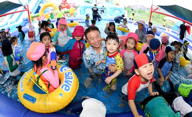 ▲ 도청어린이집 원생들과 함께 물놀이장을 찾은 이철우 도지사는 어릴 적 동심으로 돌아가 아이들과 물장구를 치고 물총을 쏘면서 장난을 치며 즐거운 시간을 보냈다.ⓒ경북도