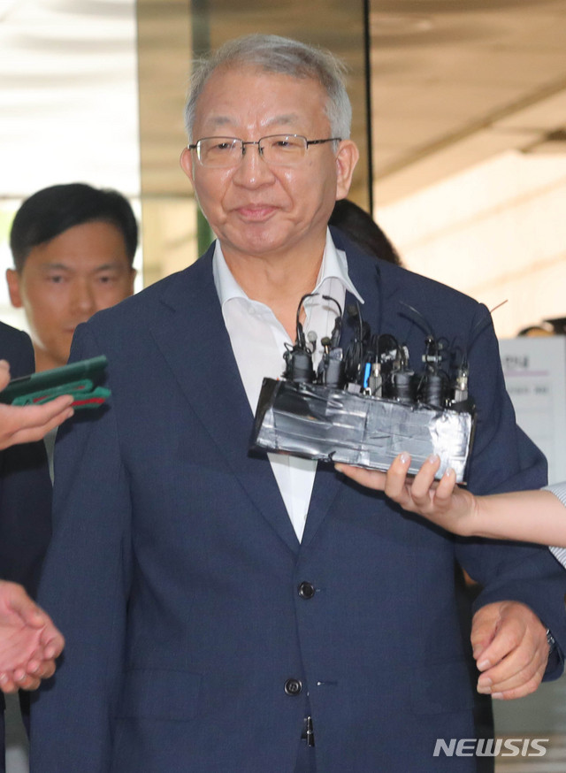 ▲ 양승태(70·사법연수원 2기) 전 대법원장이 법원의 직권보석(職權保釋) 결정 이후 23일 오전 첫 재판에 출석하고 있다.ⓒ뉴시스