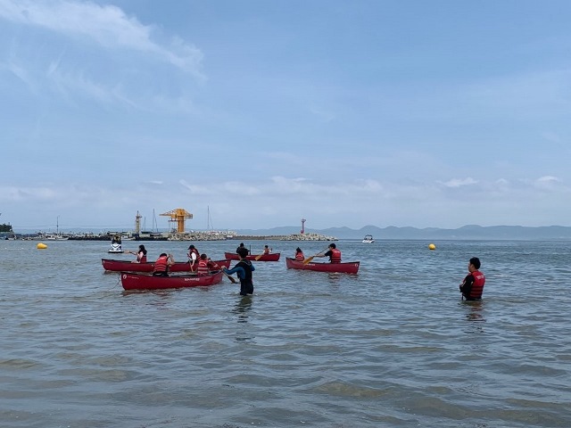 ▲ 지난해 해양레저스포츠 체험교실에 참여한 사람들이 카약을 즐기고 있는 모습.ⓒ포항시