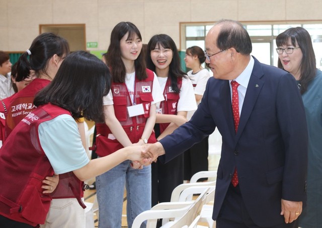 ▲ 23일 류한우 (재)단양장학회 이사장(단양군수, 오른쪽 두번째)이 '여름방학 캠프'가 열리고 있는 상진초등학교를 방문해 고려대 사회봉사단 학생들과 악수를 나누며 격려하고 있다.ⓒ단양군