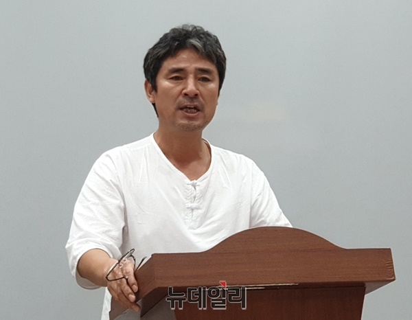 ▲ 대한민국 임시정부 수립 100주년 기념 연극 ‘치마’ 공연과 관련 채승훈 연출자가 내용을 설명하고 있다.ⓒ박근주 기자