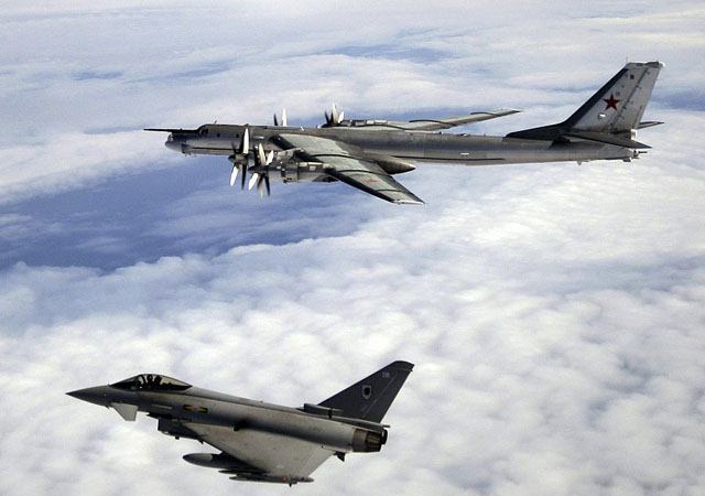 ▲ 영국 주변 방공식별구역에 접근한 러시아 Tu-95 전략 핵폭격기를 영국 공군 타이푼 전투기가 요격 중이다. ⓒ영국 국방부 공개사진.