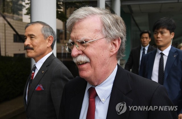 ▲ 존 볼턴 미국 백악관 국가안보 보좌관(가운데)이 24일 서울 종로구 외교부 청사에서 강경화 장관과 면담을 위해 이동 하고 있다.ⓒ연합뉴스