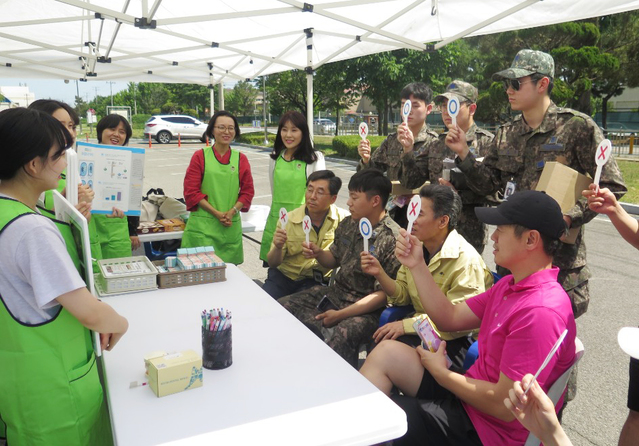 ▲ 치위생과 교수와 학생들이 공군장병을 대상으로 구강관련 OX퀴즈를 하고 있다.ⓒ대구보건대