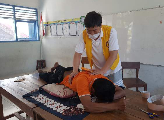 ▲ 물리치료과 이재홍 교수가 인도네시아 주민들을 대상으로 도수치료를 하고 있다.ⓒ대구보건대
