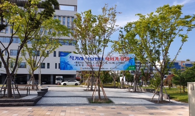 ▲ 충남농협이 내포 목요직거래장터 여름 혹서기 ‘임시휴장’ 안내 현수막을 내걸었다.ⓒ충남농협