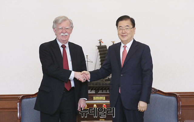 ▲ 정의용 청와대 국가안보실장이 24일 오전 청와대를 방문한 존 볼턴 미국 백악관 국가안보회의(NSC) 보좌관과 면담 전 악수를 나누고 있다. ⓒ청와대