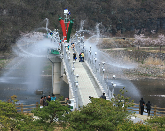 ▲ 영양군(군수 오도창) 문화시설사업소에서는 본격적인 무더위와 휴가철을 맞아 선바위 관광지 내 석문교 음악 분수를 가동한다.ⓒ영양군