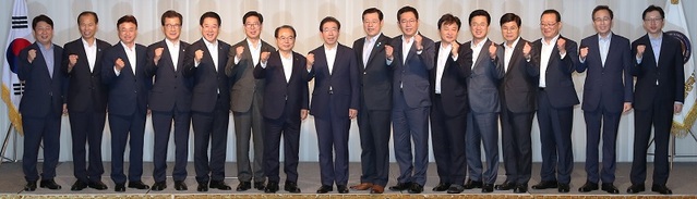 ▲ 양승조 충남도지사가 24일 부산에서 열린 시도지사총회에 참석, 시도지사들과 기념촬영을 하고 있다.ⓒ충남도