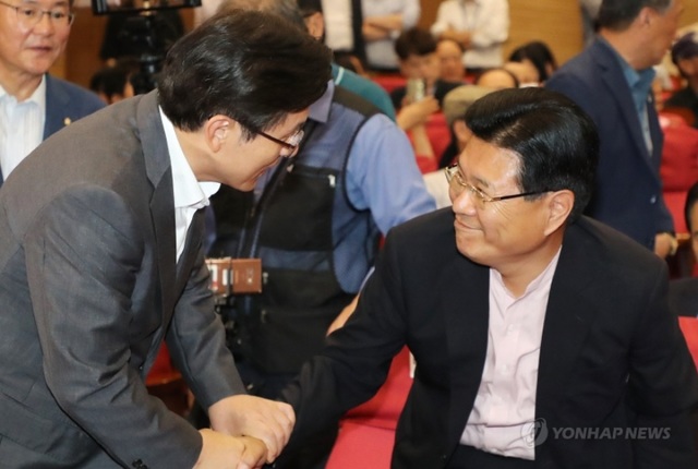 ▲ 22일 이언주 무소속 의원 출판 기념회에서 악수 나누는 황교안 자유한국당 대표와 홍문종 우리공화당 공동대표. ⓒ연합뉴스