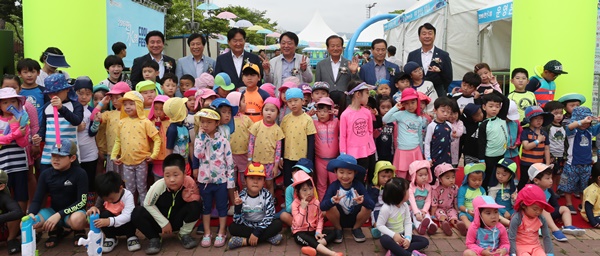 ▲ 청주시는 24일 문암생태공원과 중흥공원 물놀이장 등 ‘여름철 어린이 물놀이장 개장식’을 했다. 문암생태공원에서 열린 개장식에 한범덕 청주시장과 하재성 시의회의장이 참석해 어린이들의 환호성을 듣고 웃고 있다.ⓒ청주시