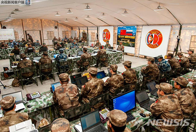 ▲ 2018년 9월 러시아 극동지역에서 열린 '2018 보스토크(동방)' 훈련 당시의 모습. 러시아군과 중국군이 주축이 됐으며, 냉전 이후 최대 규모인 30여만 명의 병력을 동원했다. ⓒ뉴시스. 무단전재 및 재배포 금지.