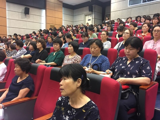 ▲ 24일 제천교육지원청이 주관한 '하반기 학교급식 연수'에 참여한 각 학교 급식 관계자들이 특강을 듣고 있다.ⓒ제천교육청