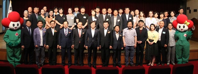 ▲ 충북공동모금회는 24일 충북대 개신문화회관에서 2019년 이웃사랑 유공자시상식을 가진뒤 기념촬영을 하고 있다.ⓒ충북공동모금회