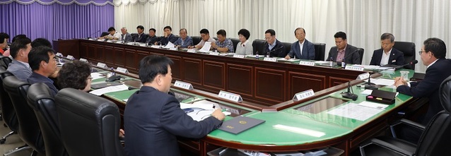 ▲ 영동군은 24일 양수발전소 건설을 지원할 범군민지원협의회를 구성했다. 사진은 박세복 군수가 참석한 가운데 협의회를 열고 있다.ⓒ영동군