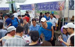 ▲ 사진은 지난해 옥천 포도축제장에서 열린 현장 컨설팅 장면.ⓒ충북도농업기술원
