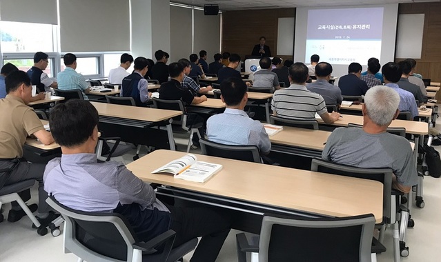 ▲ 세종시교육원이 24~26일까지 ‘교육시설관리 실무능력 향상 과정’을  운영하고 있다. 사진은 지난 24일 세종교육원에서 진행한 ‘교육시설관리 실무능력 향상 과정’ 연수에 참여하고 있는 세종시 시설관리원들.ⓒ세종시교육원