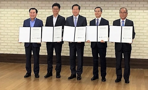 ▲ ‘참학력 공동교육과정’ 업무 협약식에서 유재원 총장과 김지철 충남도교육감 등이 참학력 공동교육과정 협약을 한뒤 기념사진 촬영에 응하고 있다.ⓒ한국영상대