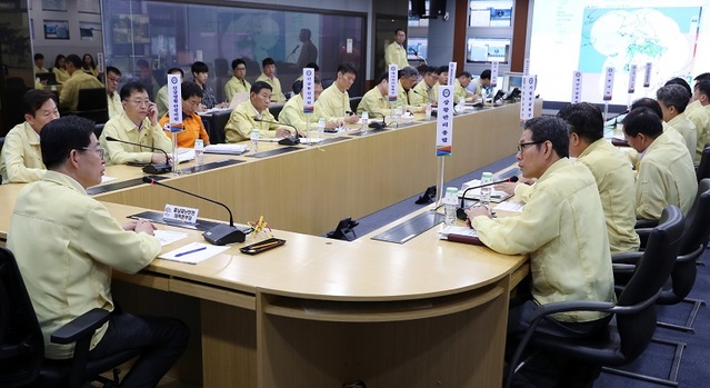 ▲ 충남도가 25일 재난안전대책본부 회의실에서 양승조 지사, 김용찬·나소열 행정·문화체육부지사, 실·국장 등이 참여한 가운데 대처상황 보고 회의를 열었다.ⓒ충남도