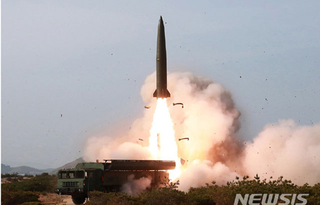 북한이 지난 5월 4일 발사한 단거리 탄도미사일 KN-23. 북한판 이스칸데르로도 불린다. ⓒ뉴시스. 무단전재 및 재배포 금지.