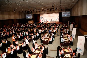 ▲ 한국, 중국, 베트남 등 총 9개국 272명의 어린이 기사들이 대국을 펼치고 있다.ⓒ한화생명