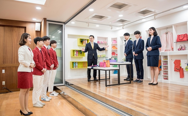 ▲ 영진전문대가 2020학년도에 스마트경영계열을 경영회계서비스계열로 개편한다.(사진은 학생들이 고객감동실습에 참여한 모습)ⓒ영진전문대