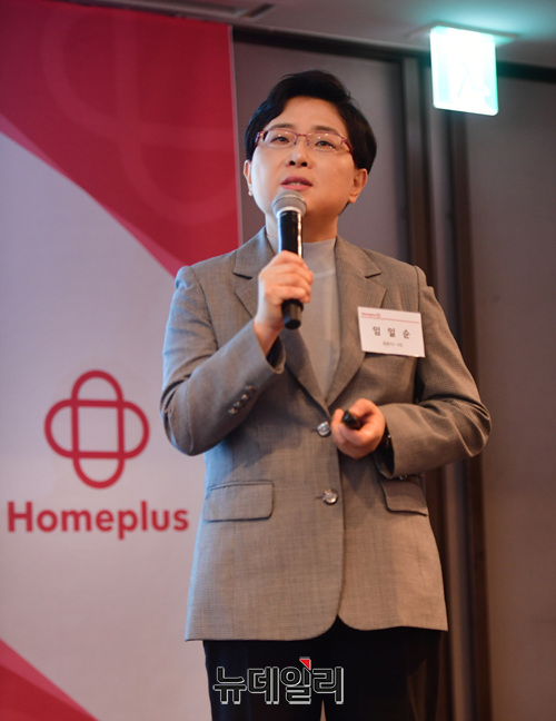 ▲ 홈플러스가 온·오프라인의 새 판을 짠다. 전국 140개 오프라인 점포를 온라인 물류센터로 활용해 온라인 사업에 주력하면서, 창고형 할인점 ‘홈플러스 스페셜’을 통한 전국 당일배송 서비스도 도입해 오프라인 사업도 강화하는 ‘투트랙 전략’을 전개하겠다고 밝혔다.ⓒ뉴데일리 정상윤 기자