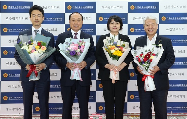 ▲ 세종시의회 이재현‧노종용‧손현옥 의원이 25일 백범김구기념관 컨벤션홀에서 제7회 우수의정대상을 받고 서금택 의장과 포즈를 취하고 있다.ⓒ세종시의회