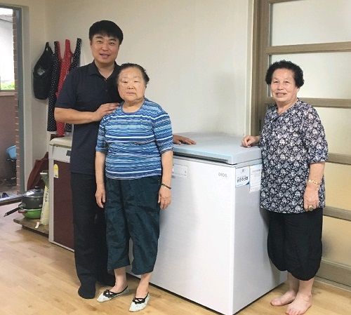 ▲ 남청주신협이 25일 관내 영운동 ‘영우리 경로당’에 219L 김치냉장고 1대를 기증했다.ⓒ남청주신협