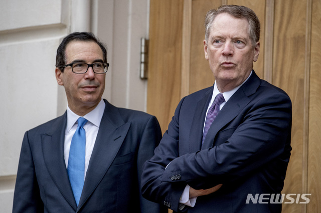 ▲ 스티븐 므누신 미 재무장관과 로버트 라이트하이저 미 무역대표부 대표ⓒ뉴시스.