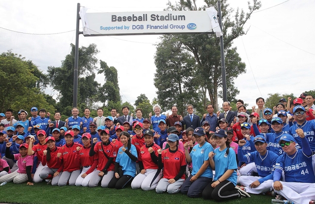 ▲ 지난 22일 라오스 최초 야구장인 간판 제막식 행사가 진행됐다.ⓒDGB