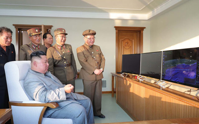 ▲ 지휘실에서 탄도미사일이 보내는 텔레메트리 신호에 따라 나타난 궤적을 지켜보는 김정은. ⓒ북한선전매체 화면캡쳐.