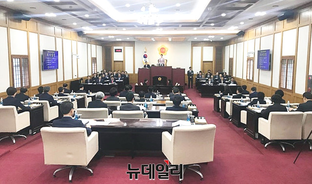 ▲ 26일 오전 대구시의회 제268회 임시회 본회의 3차에서 권영진 대구시장이 “집행부로서 안타깝다”며 심경을 나타냈다.ⓒ뉴데일리