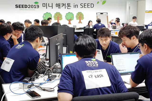 ▲ LG전자가 25일 서울 서초구 양재동에 위치한 서초R&D캠퍼스에서 ‘소프트웨어 개발자의 날 2019’를 개최했다. 개발자들이 해커톤에 참여하고 있다. ⓒLG전자