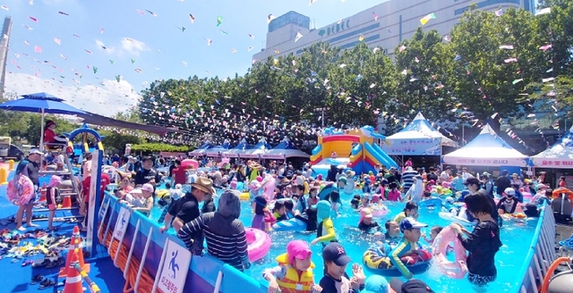 ▲ 대구 보건환경연구원이 신천 물놀이장 수질 안전성 검사 결과, 25일 기준 ‘적합’한 것으로 알려졌다.ⓒ대구시