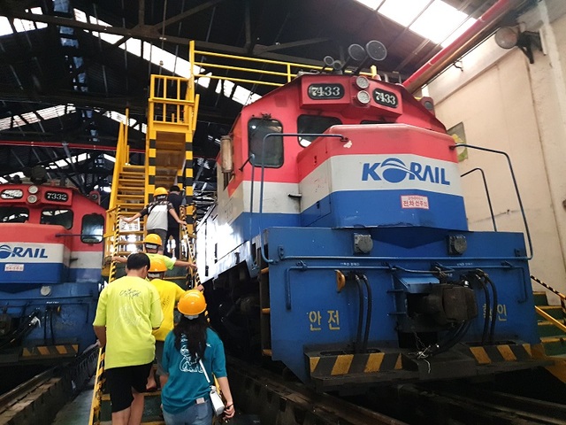 ▲ 26일 철도시설공단 충청본부가 마련한 철도사랑캠프에 참여한 어린이들이 기관사를 체험하기 위해 사다리를 이용, 열차에 진입하고 있다.ⓒ철도시설공단 충청본부