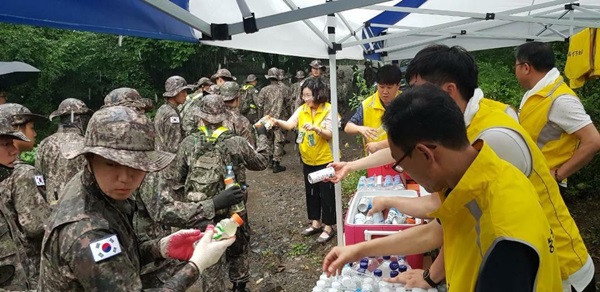 ▲ 충북도교육청 적십자봉사회가 조은누리양 찾기에 나선 군 수색대에 물을 나눠주고 있다.ⓒ충북도교육청