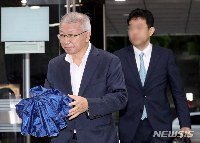 ▲ ‘사법행정권 남용’ 의혹으로 재판에 넘겨진 양승태(70·사법연수원 2기) 전 대법원장이 26일 19차 재판에 출석하고 있다.ⓒ뉴시스