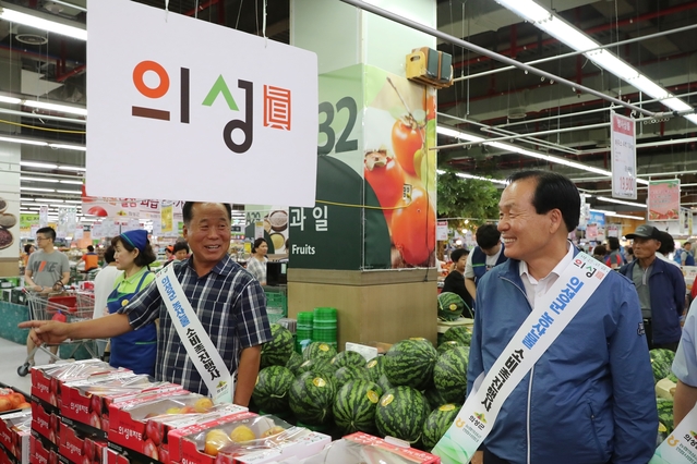 ▲ 김주수 의성군수가 의성군 농산물 공동브랜드인 의성眞을 홍보하고 있다.ⓒ의성군