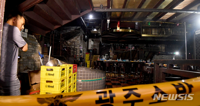 ▲ 27일 새벽 2시40분께 광주광역시 서구 치평동의 한 클럽 내부에서 복층 구조물이 무너져 2명이 숨지고 '2019 광주세계수영선수권 대회' 참가 선수 등 10여 명이 다쳤다. ⓒ사진=뉴시스