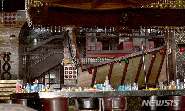 ▲ 27일 새벽 십여 명의 인명피해는 낸 광주광역시의 한 클럽 내부의 사고 후 모습. ⓒ사진=뉴시스