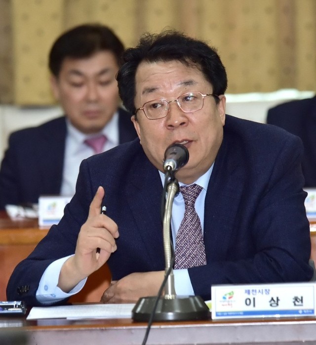 ▲ 지난 26일 이상천 제천시장이 '한방특화도시 2030 프로젝트 수립 용역'착수보고회에서 제천시 한방산업의 장기발전을 위한 중요성을 강조하고 있다.ⓒ제천시